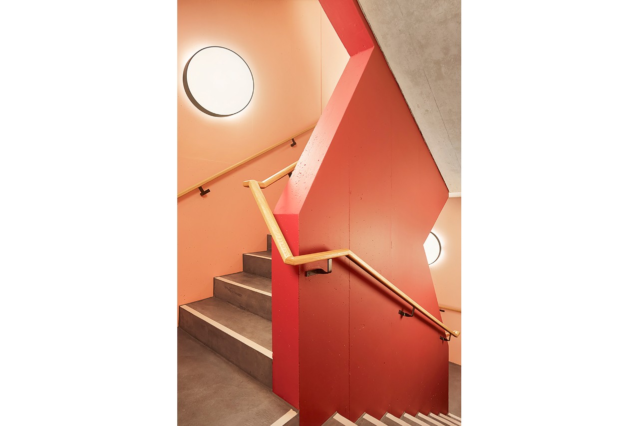 Blick ins Treppenhaus mit klarer Signaletik (Bild: Damian Poffet, Liebefeld)